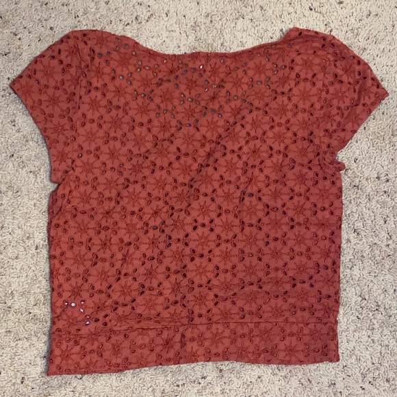 Cute burnt orange hole patterned top - Picture 2 of 3